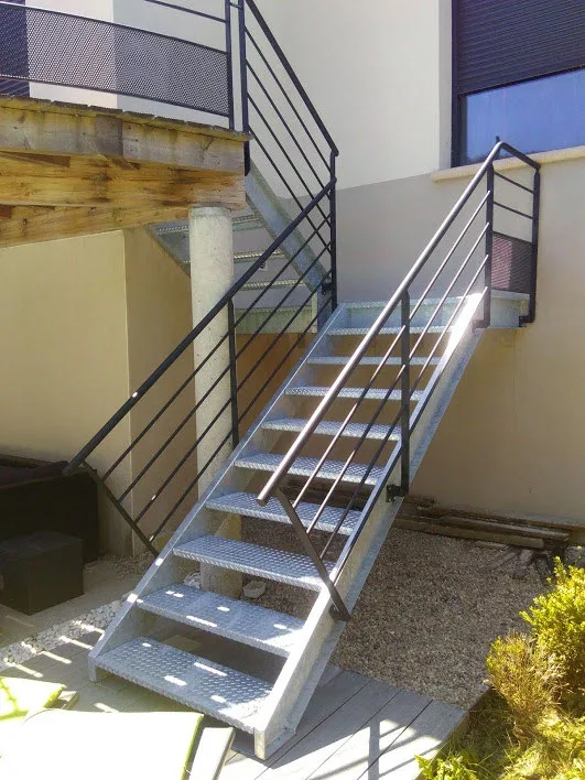 Escalier extérieur et garde-corps métalliques