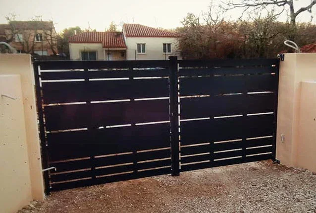 Portail métallique noir